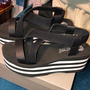 Black & White Rocketdog platforms